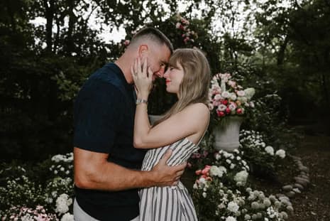 TAYLOR SWIFT IS ENGAGED