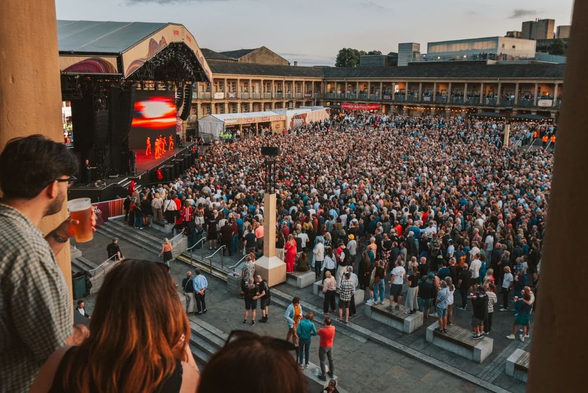 David Byrne - THE PIECE HALL, HALIFAX